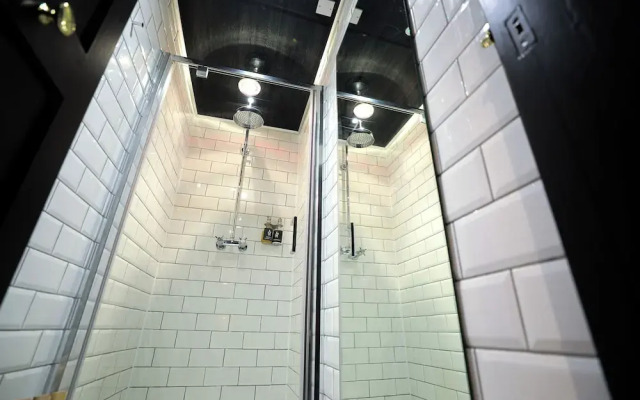 Revolver - Hostel