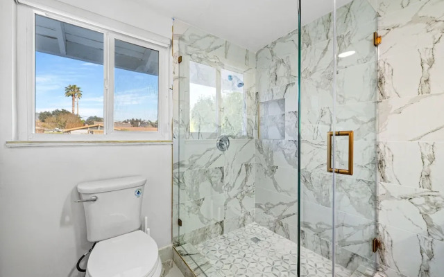 Cozy Family Retreat With Fireplace Spacious Yard