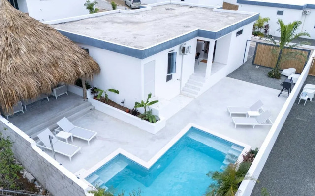 NEW Tropical Getaway With BBQ Pool