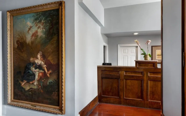 New Orleans Courtyard Hotel and Suites by the French Quarter