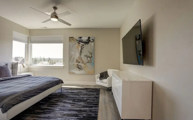 Ruby Peak   *30 Day Minimum 4 Bedroom Home by RedAwning