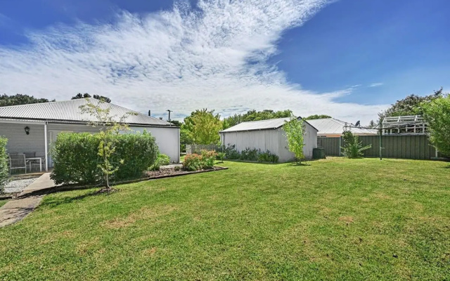 Bindi Cottage, Spacious & Unique, Opposite Pool – Outside – Orange