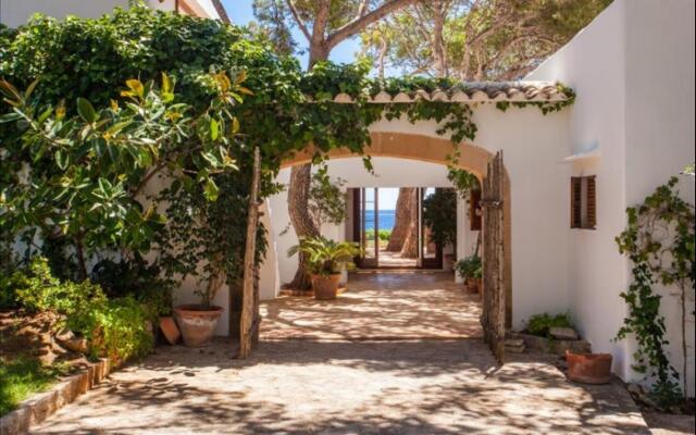 Villa Can Pirata . Seafront Villa For 10 People