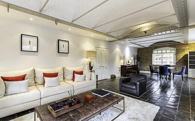 Charming Home in St Katharine Docks