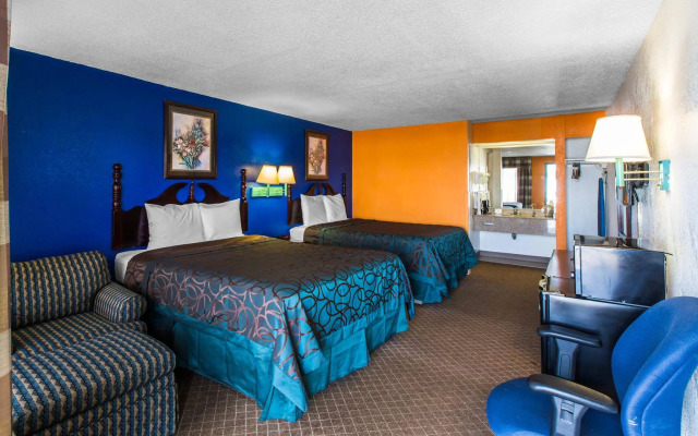 Econo Lodge Inn & Suites