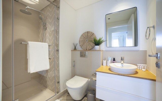 Modern Boho 1BR Sleeps4 Balcony Pool Gym Dxbhills