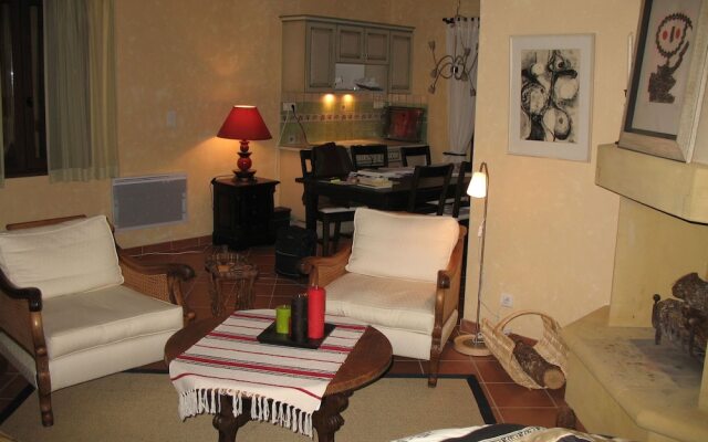 Luxurious Holiday Home with Pool in Ajat France