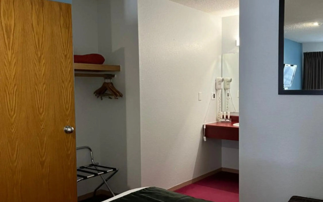 Pictured Rocks Inn & Suites