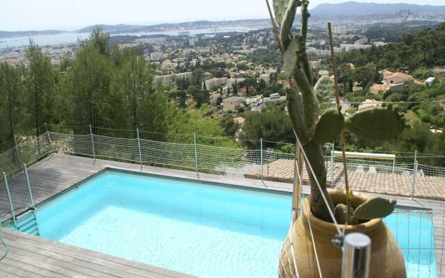 Spacious Villa in Toulon with Private Pool