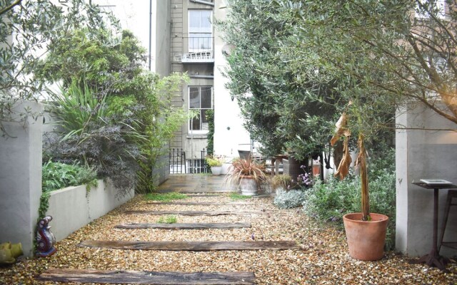 Beautifully Furnished 2 Bedroom Seafront Flat With Large Garden