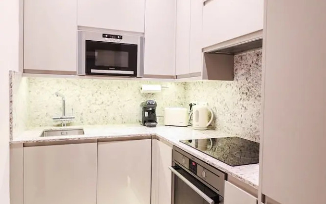 Beautiful Kensington Garden Apartment