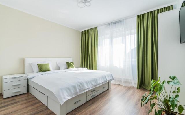 Tania Grand Apart