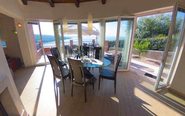 Luxury Three-bedroom Apartment With Amazing Overlook at the sea