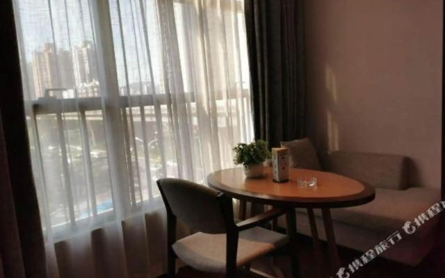 Qianmen Holiday Inn (Zhuhai City Rail Mingzhu Station)