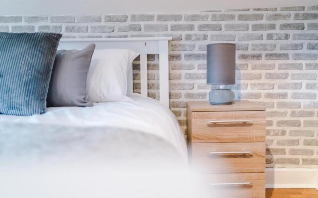 Rest&Recharge at Karma House (5-Bedroom, 8 beds, Free Parking)