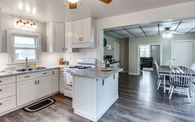 Family-friendly Altoona Abode w/ Spacious Patio!