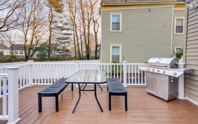 Pet-friendly Salem Apartment w/ Shared Deck!