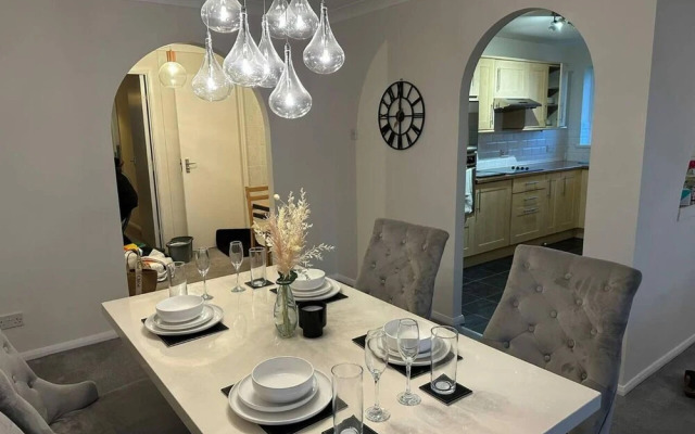 Beautiful 3-bed Apartment in Swansea