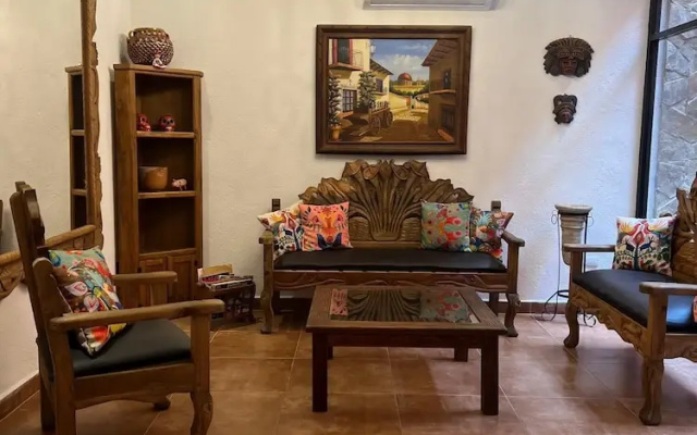 Casa Colonial en Pueblo Mágico by Adhoc