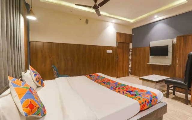 Fabhotel Royal Palm Inn