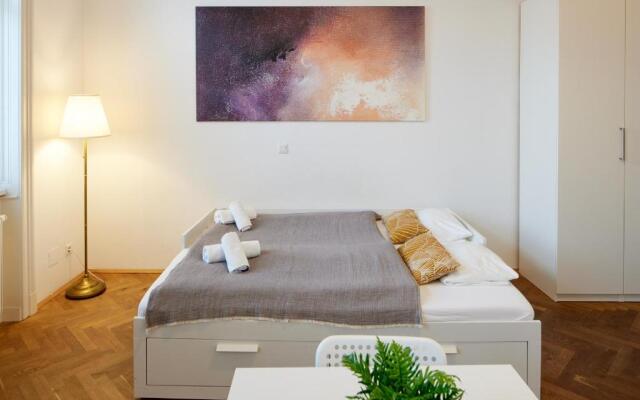 Nice Studio Close To Metro III