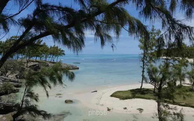 Le Shanoa-gite Feet in the Water