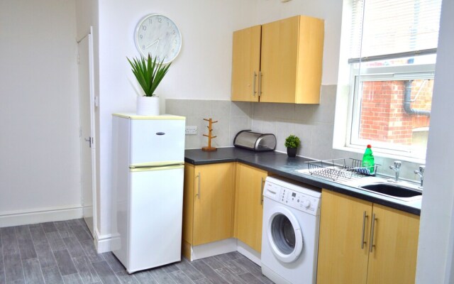 Beautiful Two-bed Apartment With Driveway Parking