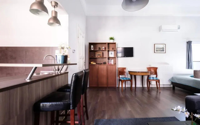 Andrassy Garden Apt in Center