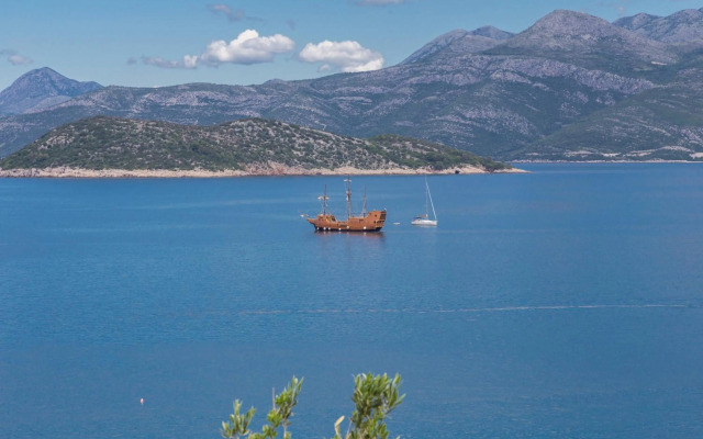 New apartment with terrace and sea view
