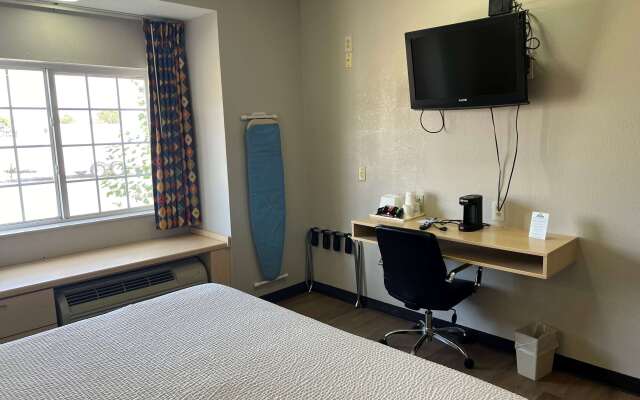 Days Inn & Suites by Wyndham Hutchinson