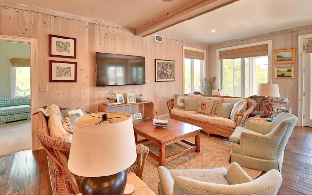 134 Maison Blanche 7 Br Home by RedAwning