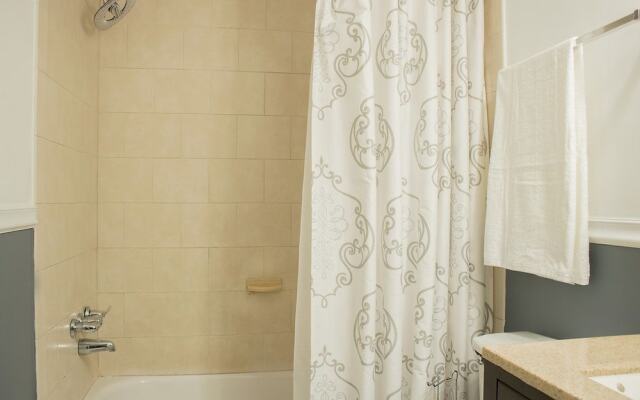 Upscale Condo Private Room