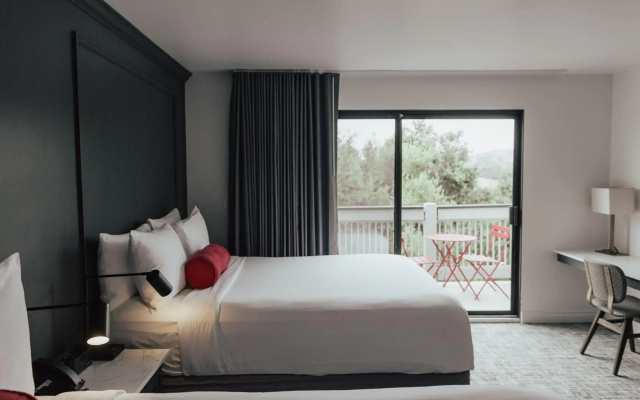 Vinland Hotel and Lounge