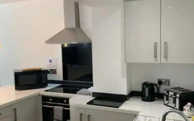 Immaculate 2-bed Apartment in Leigh