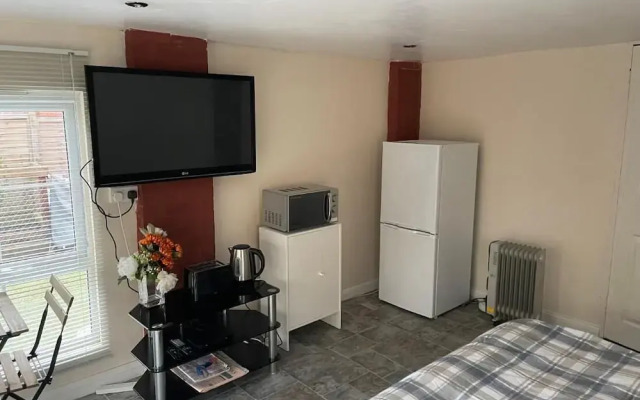 A Furnished Ensuite Apartment for Rent in Patchway