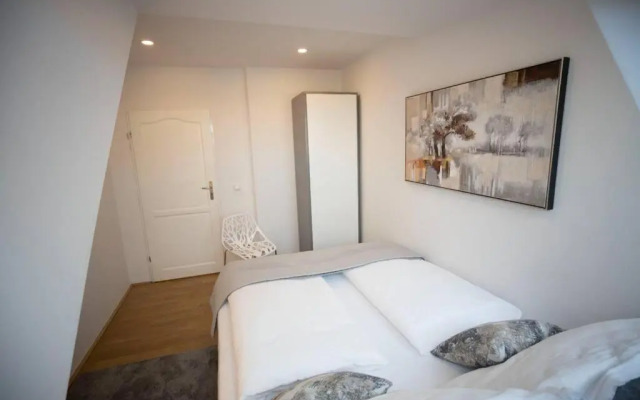 Sunny & large Penthouse with View above Vienna DG6