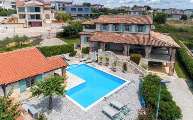 Vila Amyra With Pool