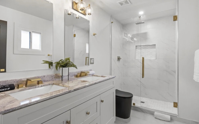 Valley View Chic Home w Backyard Oasis