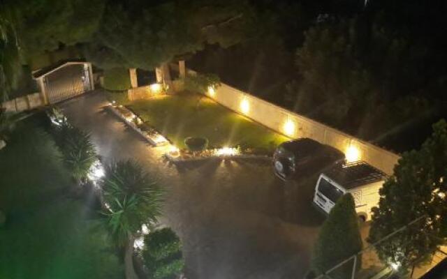 Unwind in a Spacious flat with Gardens near Beach
