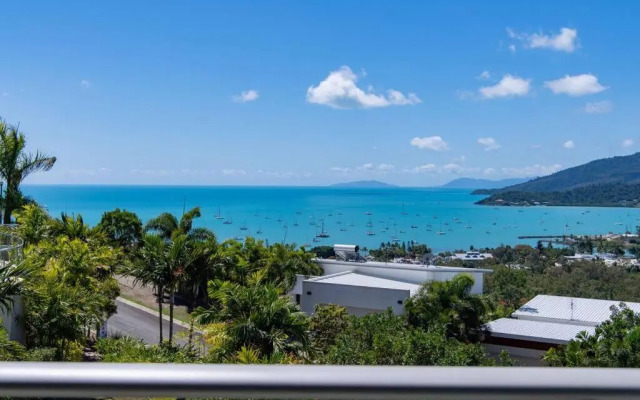 Three B Airlie 2 bedroom unit Seaviews & Pool