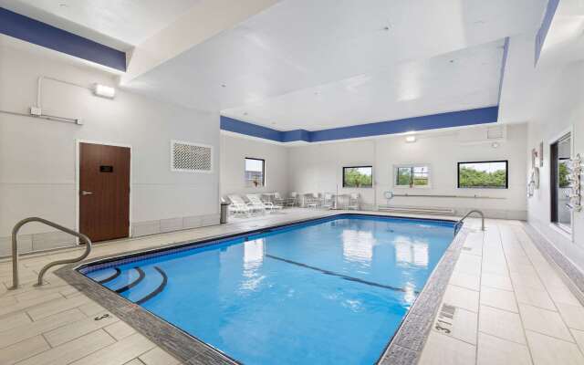 Comfort Inn & Suites St. Louis - Hazelwood