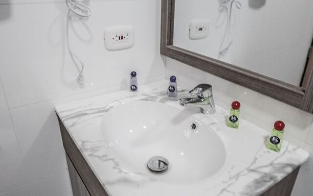 B&E Aparta-Suites Hotel