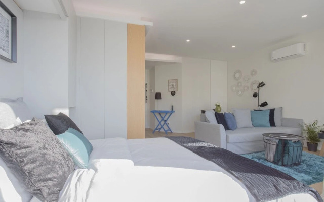 Liiiving | Bright Light Studio