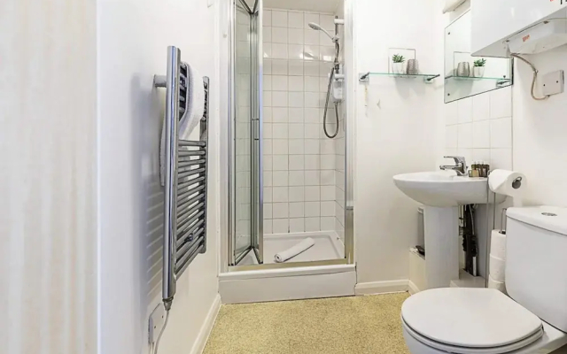 Modern Studio Apartment - St Georges Wharf