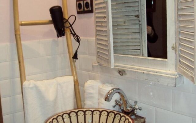 Ana de las Tejas Azules