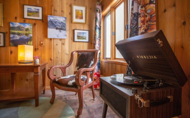Lake Cabin w/ King Bed, Foodie Kitchen, & Views