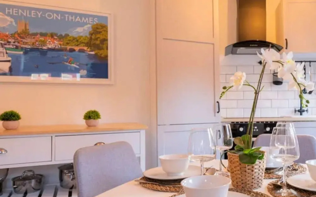 Super Central Apartment Close To River Station