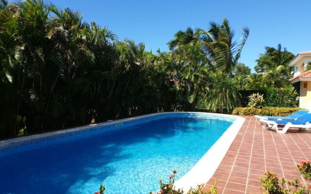 Great Privacy 3 Bedroom Villa Near the Beach