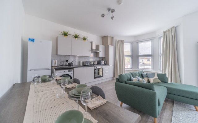 Charming 3-bed Apartment in South end on sea