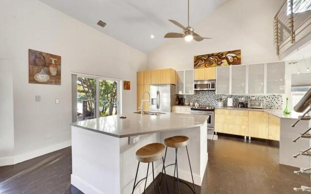Blue stone lake home by PMI